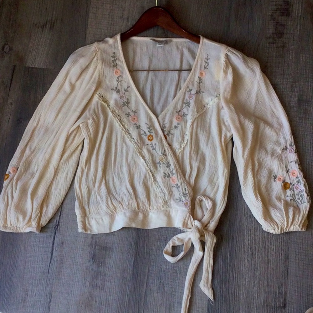 American Eagle Boho Embroidered flowy fitted blouse